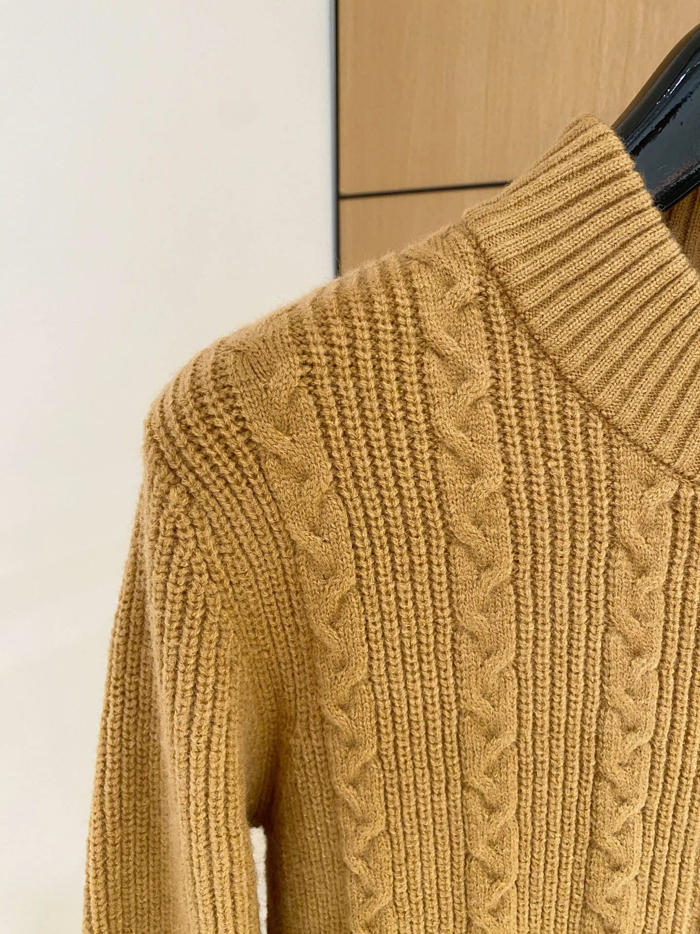🅿️540 【LV Louis Vuitton】Autumn and winter classic cardigan sweater, in full condition! ! ! Wool blended fabric, the latest model in 2025, golden ratio! ! Slim-fitting soft gold, versatile and practical item, the combination and practicality are extremely powerful, simple and elegant, and classy! To create your own style, it is highly recommended to buy it in two colors. The standard slim fit tailoring process is suitable for both young and old men. It is knitted from wool and will not cause any discomfort! While keeping warm, it is stylish, textured and wearable, and the classic logo with contrasting colors on the chest feels in place! ! Recommended for regular customers! ! Size M-3XL (maximum wear: 190 pounds)